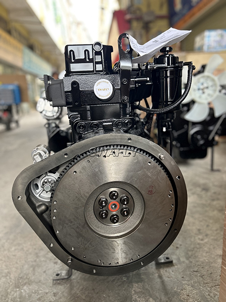 Yanmar 4TNE98 motor: močan dizelski motor za viličarje